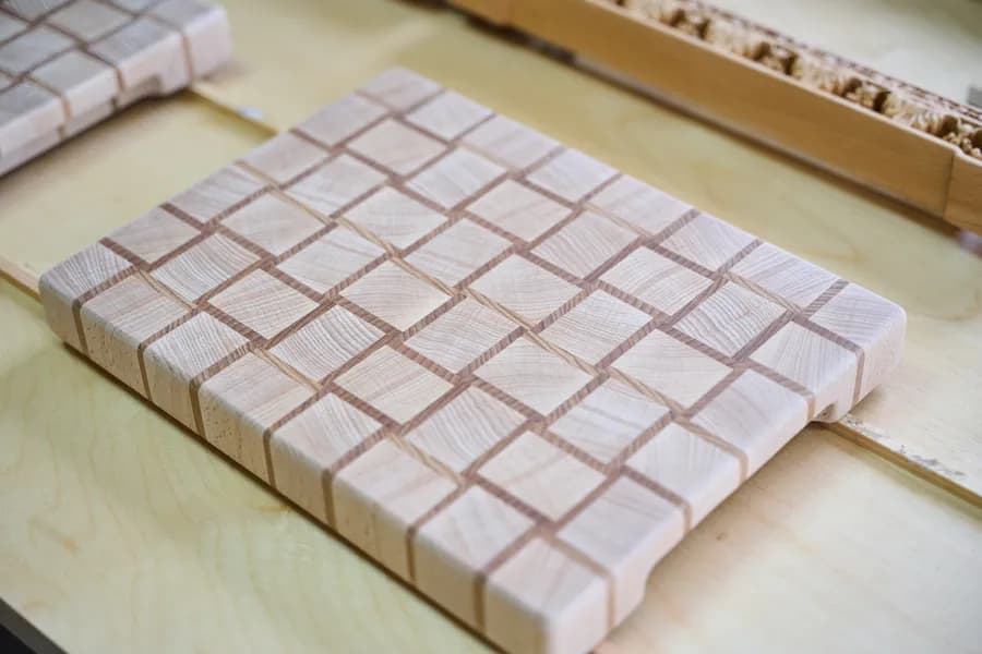 Торцевая разделочная доска с фрезерованными канавками до шлифовки